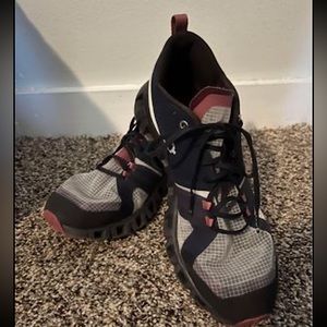 On cloud shift tennis shoes